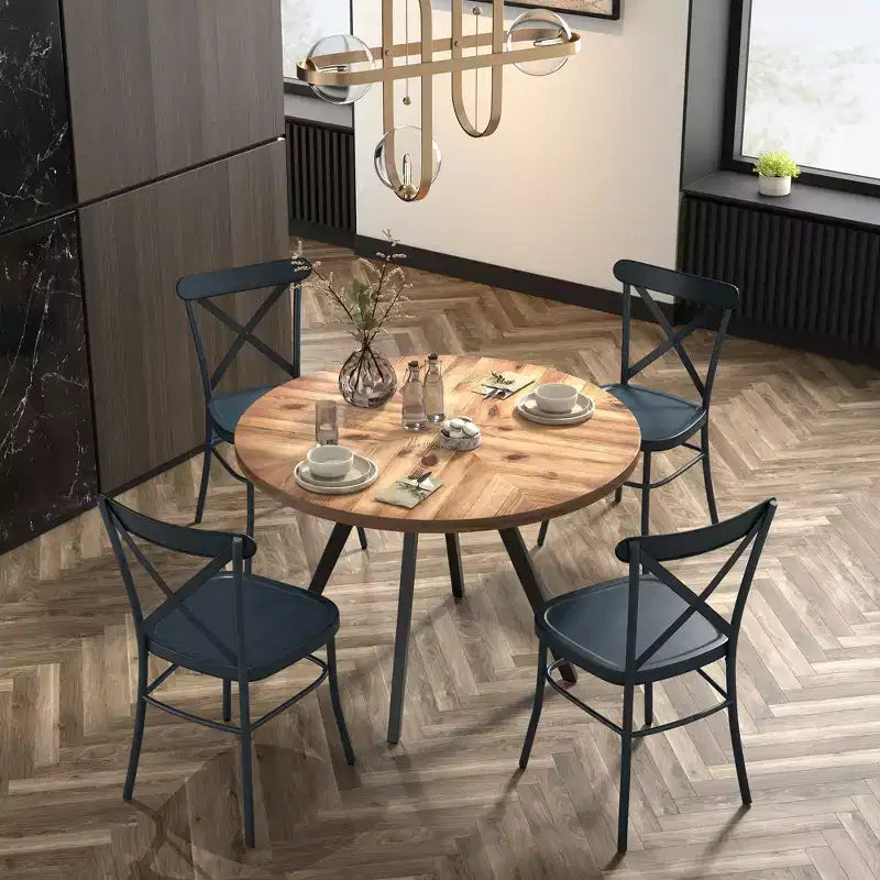 Table de salle à manger ronde Jolana avec plateau en chêne et pieds noirs et ensemble de chaises en métal à dossier en X - iNSPIRE Q