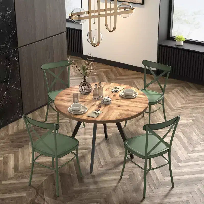 Table de salle à manger ronde Jolana avec plateau en chêne et pieds noirs et ensemble de chaises en métal à dossier en X - iNSPIRE Q