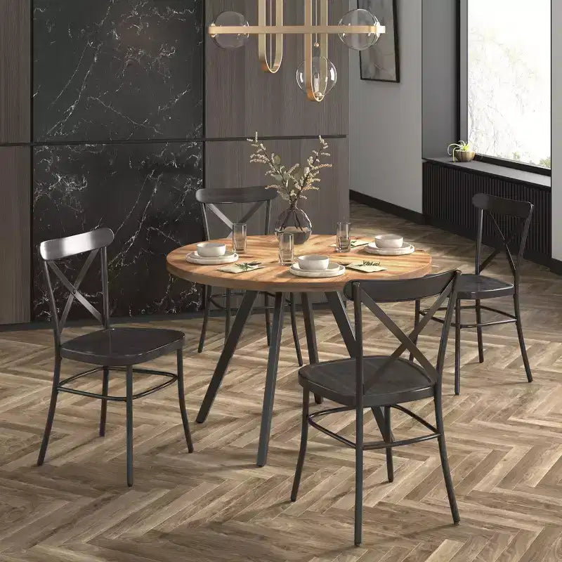 Table de salle à manger ronde Jolana avec plateau en chêne et pieds noirs et ensemble de chaises en métal à dossier en X - iNSPIRE Q